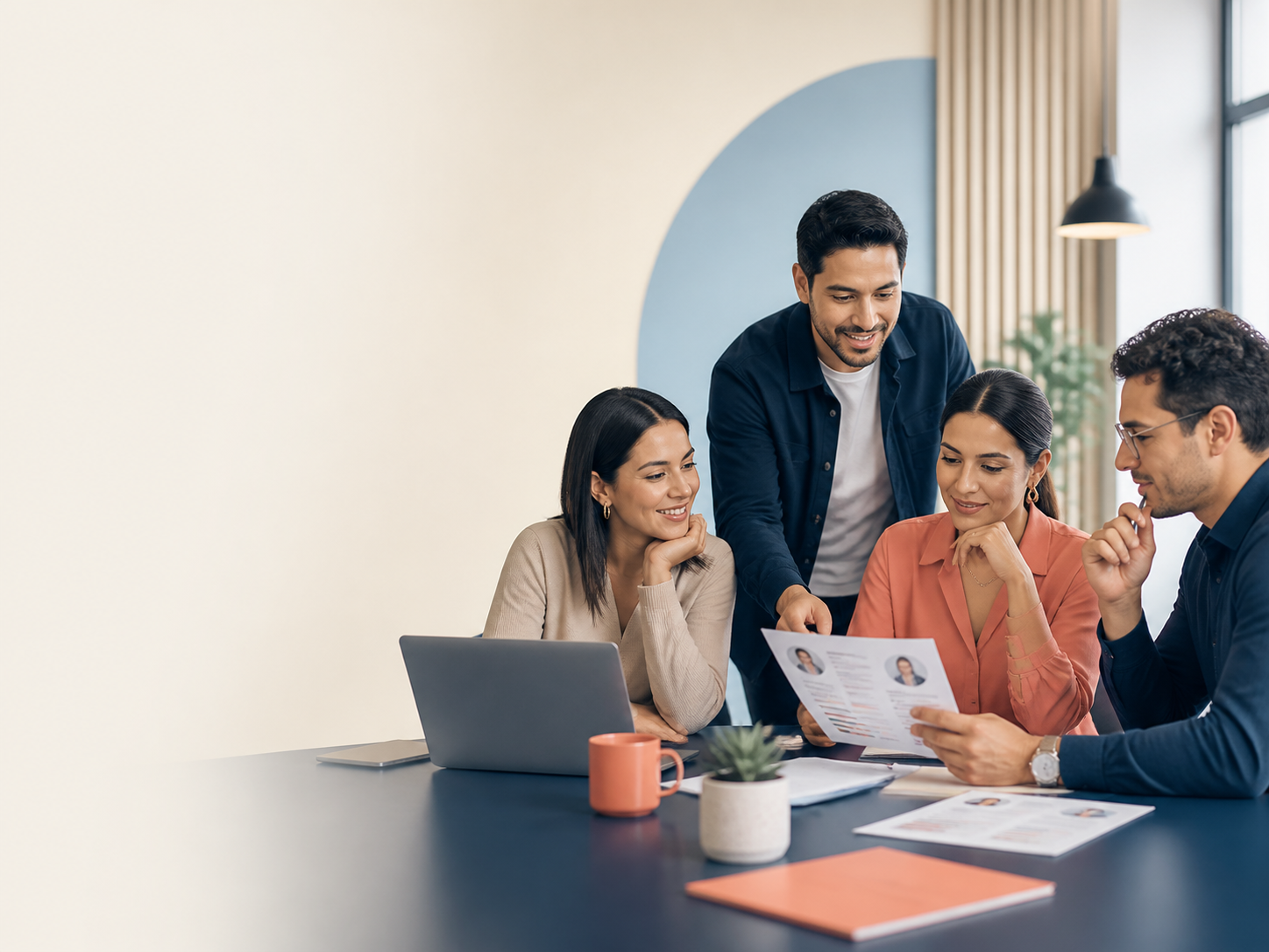 Equipo de empresa revisando perfiles de candidatos